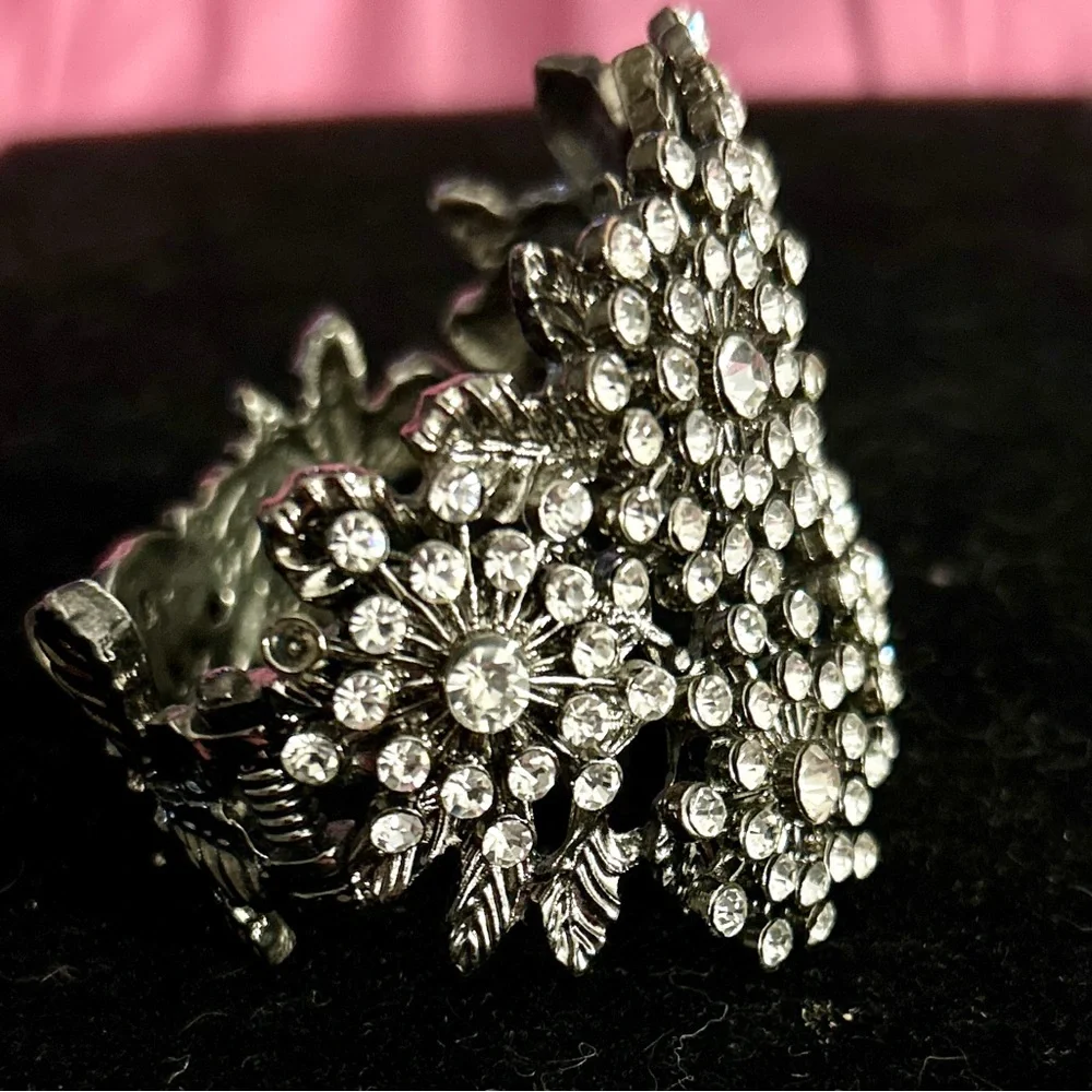 💎YIKES! I’m blinded by the bling!  Vintage Crystal BLING 🌺 Hinged Cuff Bracelet - Picture 2 of 9